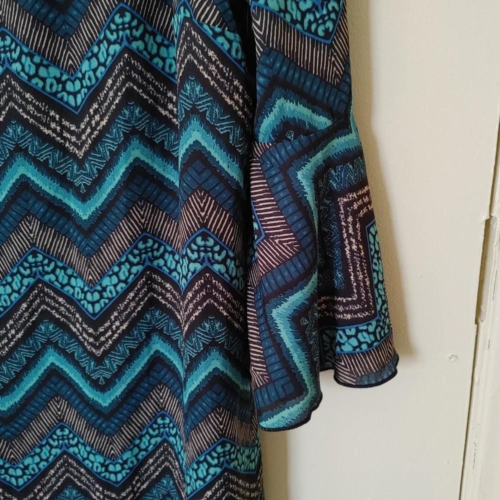 Celeste knee-length dress with blue/teal/black pattern and flowy sleeves - Picture 3 of 4